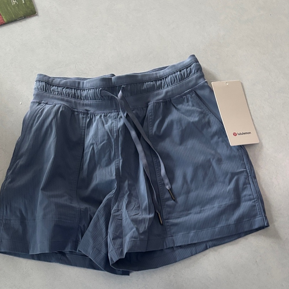 Womens Lululemon Dance Studio HR Short 3.5" - size 4